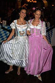 Dirndlschau: Gitta Saxx und die Heydi Nunes-Gomez (Foto: Martin Schmitz)